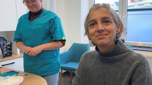 Eine Frau lächelt in die Kamera