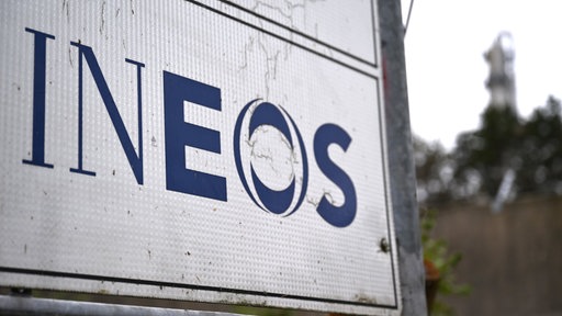 Schild mit dem Firmenlogo von Ineos