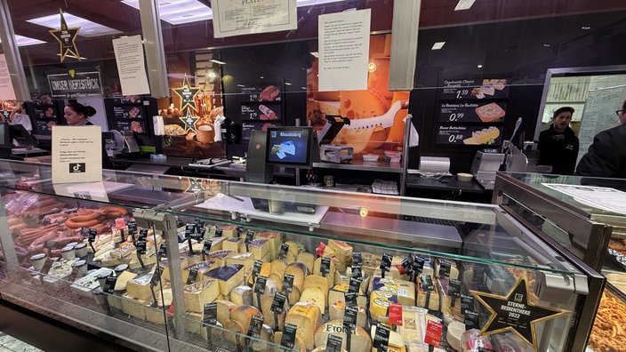 Theke mit Käse und Fleisch