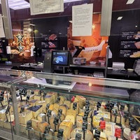 Theke mit Käse und Fleisch