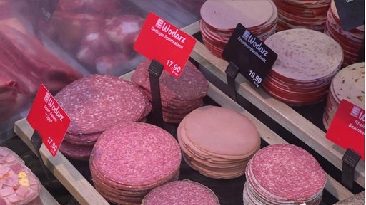 Fleischtheke mit verschiedenen Wurstsorten