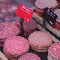 Fleischtheke mit verschiedenen Wurstsorten