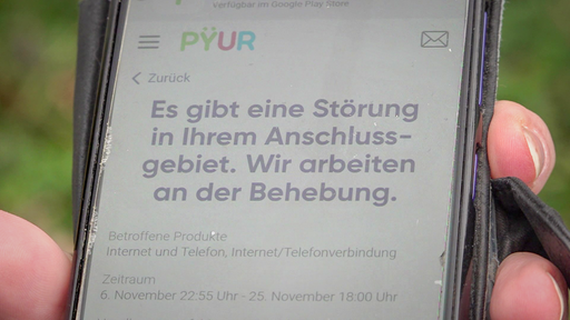 Auf einem Handydisplay wird eine Störungsmeldung angezeigt