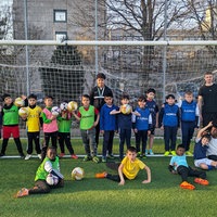Ein Jugendteam des ISC AlHilal Bonn und deren Trainer stehen auf dem Fußballplatz im Pennenfeld.