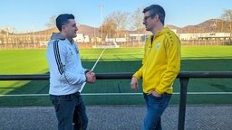 Mohamed Chaaboute (l.) und Jörg Michael stehen am Pennenfeld in Bonn.