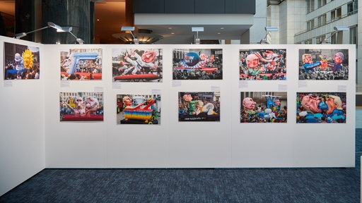 Eine aufgestellte Wand mit zahlreichen Bildern von gebauten Mottowagen