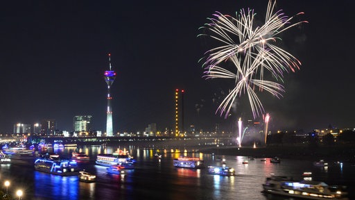 Ein Feuerwerk steigt zum Abschluss des Japan-Tages in Düsseldorf über dem Rhein auf. 