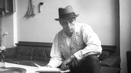Schwrz-Weiß-Foto von Jospeh Beuys in seinem Atelier in Düsseldorf, 1967.