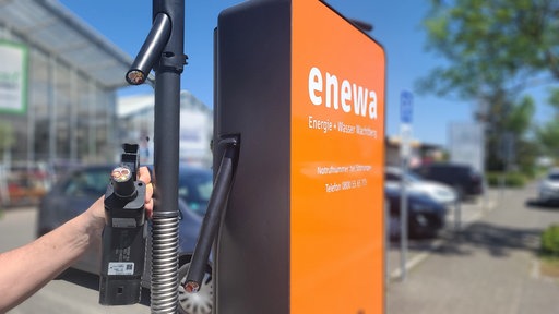 Orangene E-Ladesäule des Energieversorgers Enewa, am Zapfhahn ist das Kabel abgeschnitten