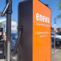 Orangene E-Ladesäule des Energieversorgers Enewa, am Zapfhahn ist das Kabel abgeschnitten