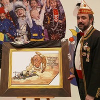 Zugleiter Marc Michelske steht neben eingerahmtem Motiv.