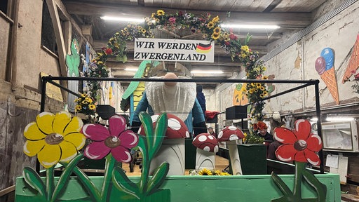 Karnevalswagen mit der Aufschrift "Wir werden Zwergenland".