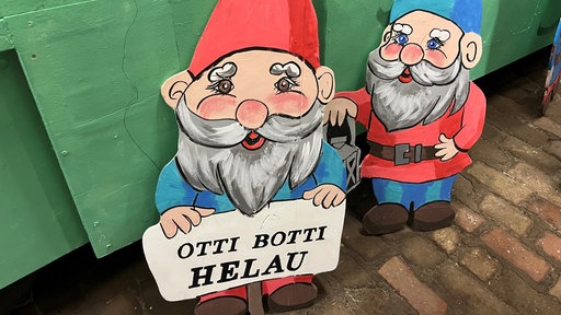 Zwei Zwerg-Aufsteller aus Holz.