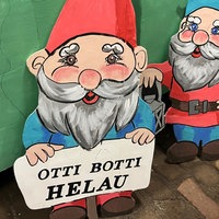 Zwei Zwerg-Aufsteller aus Holz.