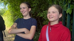 Zu sehen sind die zwei Schülerinnen Emma (links) und Johanna (rechts).