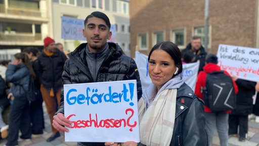 Schüler und Schülerin auf Demonstration