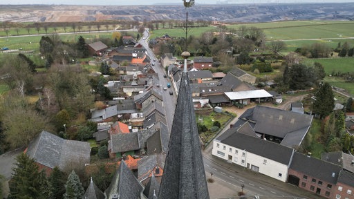 Die Kirche von Keyenberg, knapp 500 Meter entfernt vom Braunkohletagebau Garzweiler.