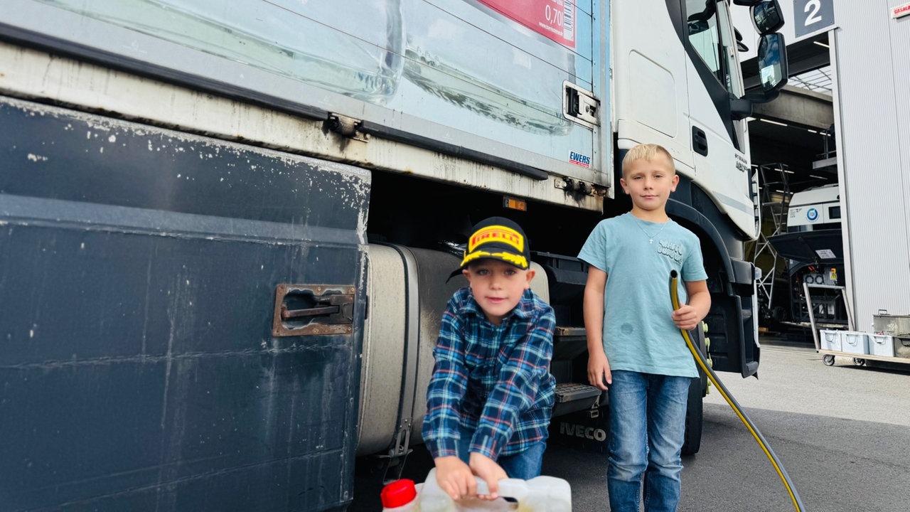 Auf dem Bild sind  Aaron (8) und Emilio (5) zu sehen
