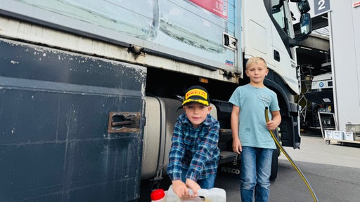 Auf dem Bild sind  Aaron (8) und Emilio (5) zu sehen