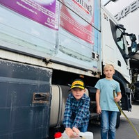 Auf dem Bild sind  Aaron (8) und Emilio (5) zu sehen
