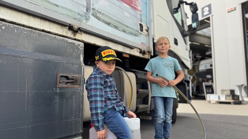 Auf dem Bild sind  Aaron (8) und Emilio (5) zu sehen