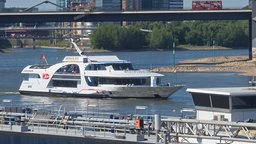 Ein Ausflugsschiff fährt auf dem Rhein 