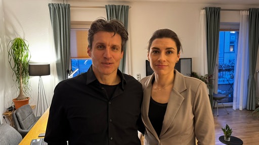 Ein Mann und eine Frau sind auf dem Foto in einem Porträt zu sehen.