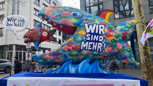 Demonstranten ziehen durch die Kölner Straßen