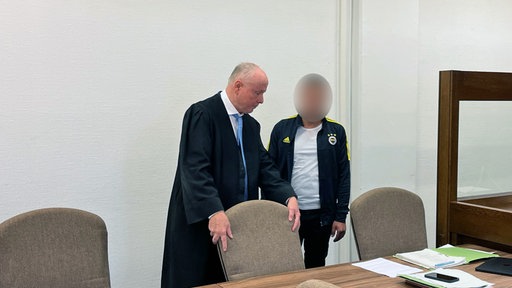 Unkenntlich gemachter Angeklagter mit Verteidiger im Gericht
