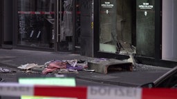 Trümmer vor zerstörtem Schaufenster
