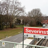 Auf dieser Grünfläche soll das neue Hilfszentrum in Köln entstehen.