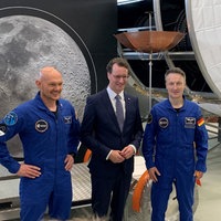 Hendrik Wüst auf der Raumfahrtkonferenz SpaceTech.NRW vor einer Abbildung des Mondes 