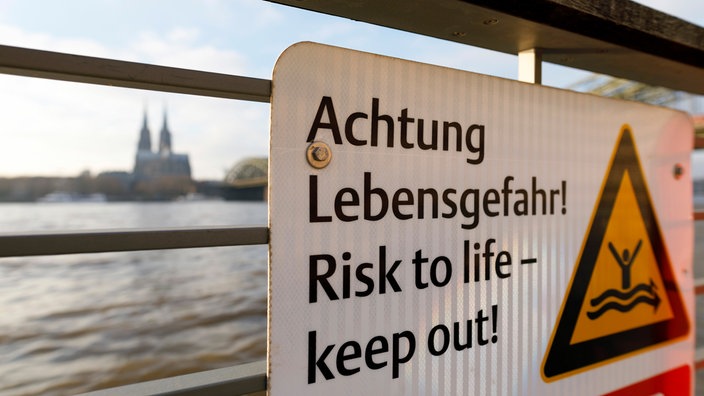 Ein Schild mit "Achtung Lebensgefahr!" hängt am Geländer einer Brücke