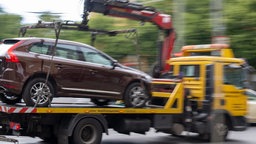 Ein Auto wird abgeschleppt