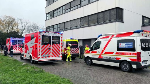 Mehrere Krankenwagen vor einer Schule