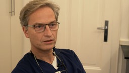 Portraitfoto von Zahnarzt Dr. Jens Frößler 