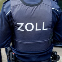 Zollbeamter mit Schutzweste