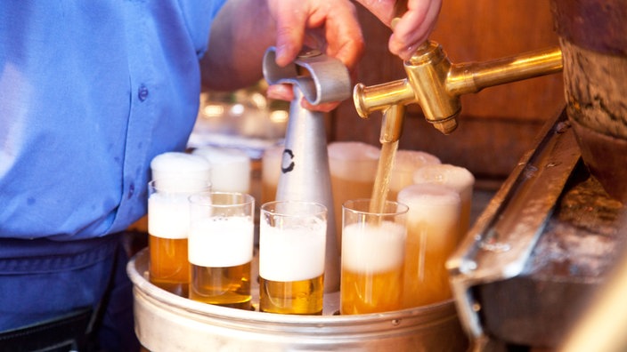 Ein Köbes zapft Kölsch vom Fass. (Symbolfoto)