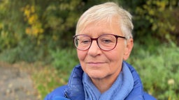 Frau mit Brille und Kurzhaarschnitt im Portrait