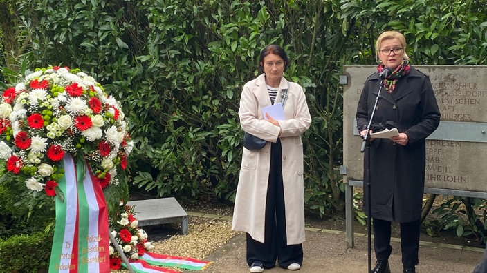 Düsseldorfs Beigeordnete Miriam Koch und Polizeipräsidentin Miriam Brauns legten Kränze am Mahnmal nieder