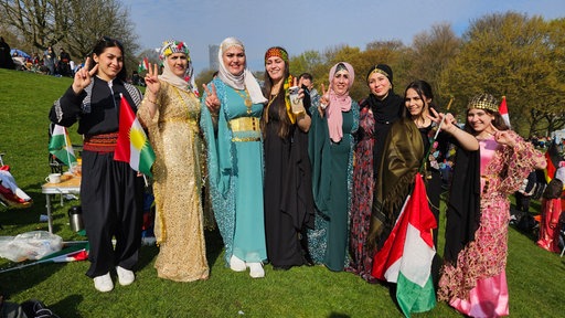 Kurden feiern Nowruz in der Bonner Rheinaue.