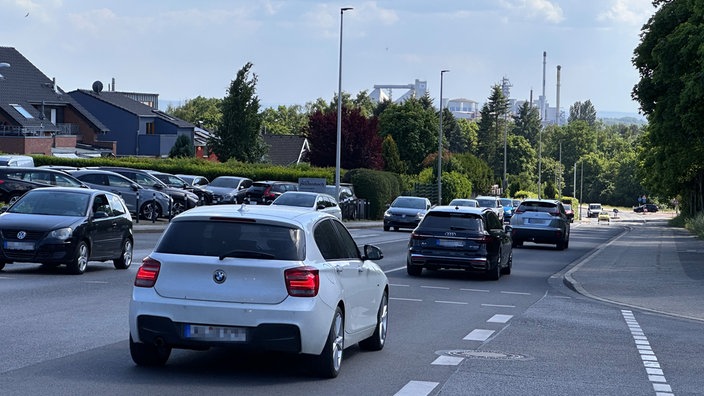 Das Bild zeigt den Verkehr auf dem von-Schöfer-Ring, im Hintergrund die Zuckerfabrik Jülich.