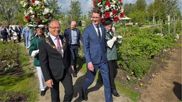 NRW-Ministerpräsident Wüst (CDU) und Verantwortliche der Landesgartenschau bei der Eröffnung.