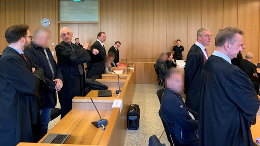 Gemeinsam mit ihren Verteidigern müssen sich die Angeklagten vor Gericht verantworten