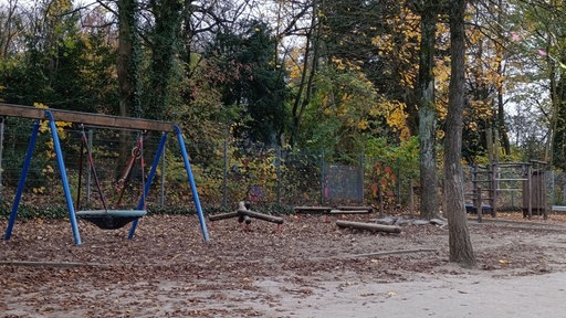 Der Schulhof der Parkschule in Wülfrath mit einer Kinderschaukel
