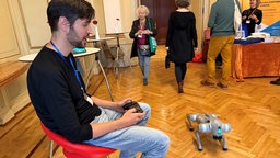 Mini-Roboter, der über eine Fernsteuerung gelenkt wird