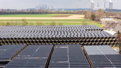 Rohre aufeinandergestaeplt im Tagebau Hambach