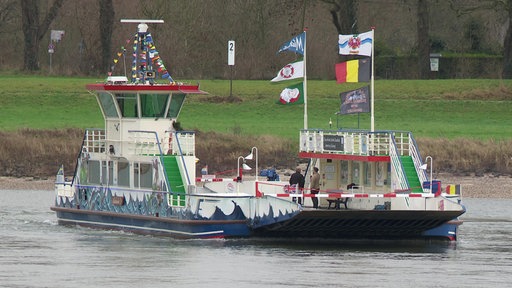 Das Bild zeigt die Rheinfähre auf ihrer letzten Fahrt.