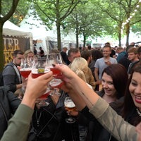 Fröhliche Menschen stoßen mit Biergläsern an