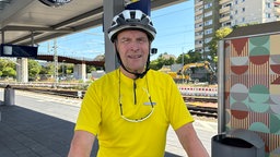 Mann in Fahrradmontur lächelt